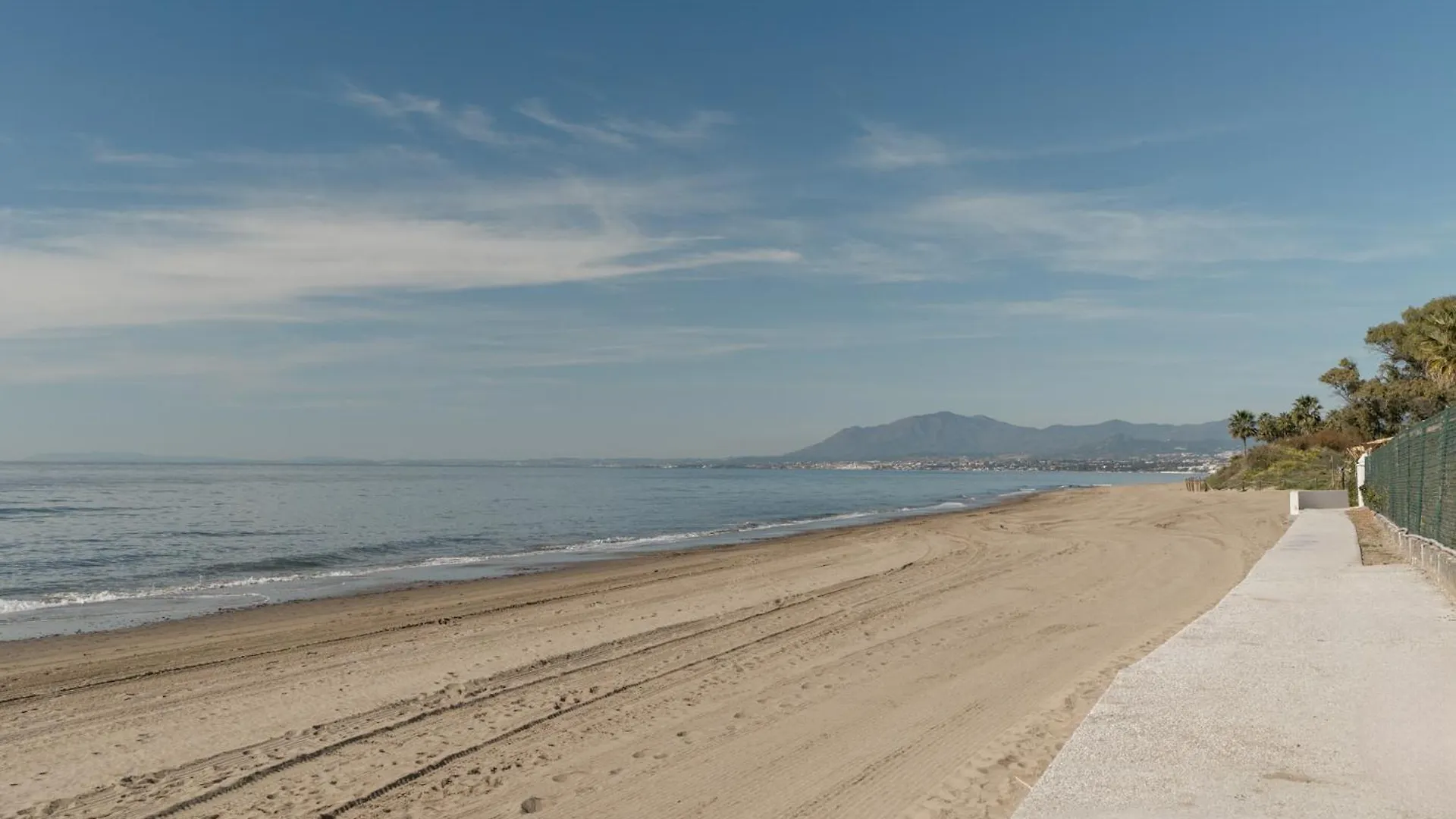 Apartment Close To The Sea In Las Chapas Marbella