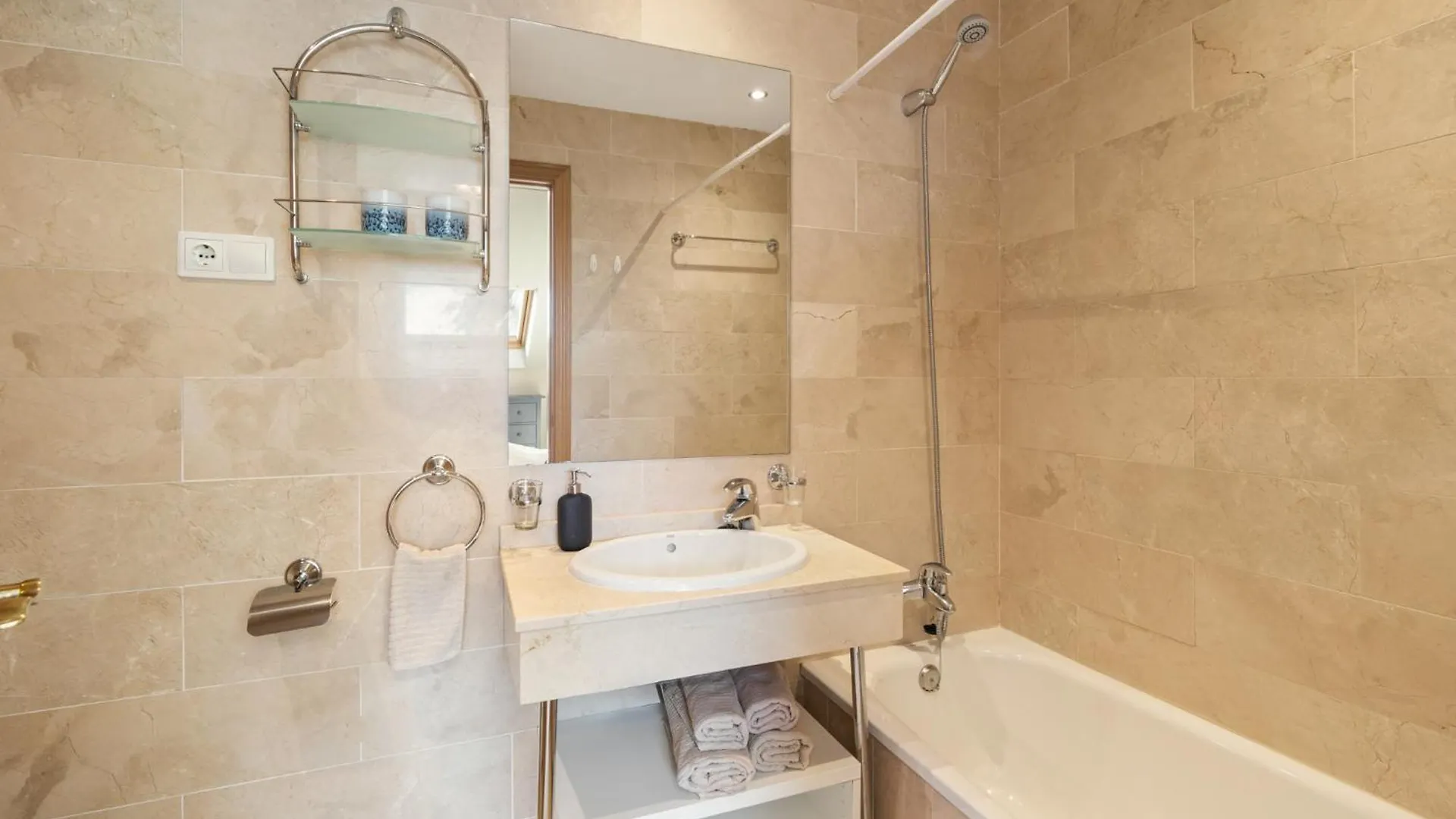 Apartment Close To The Sea In Las Chapas Marbella