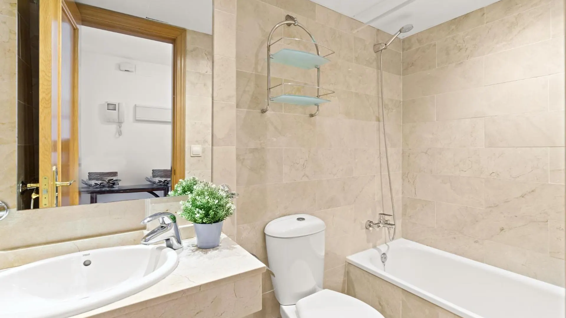 Apartment Close To The Sea In Las Chapas Marbella