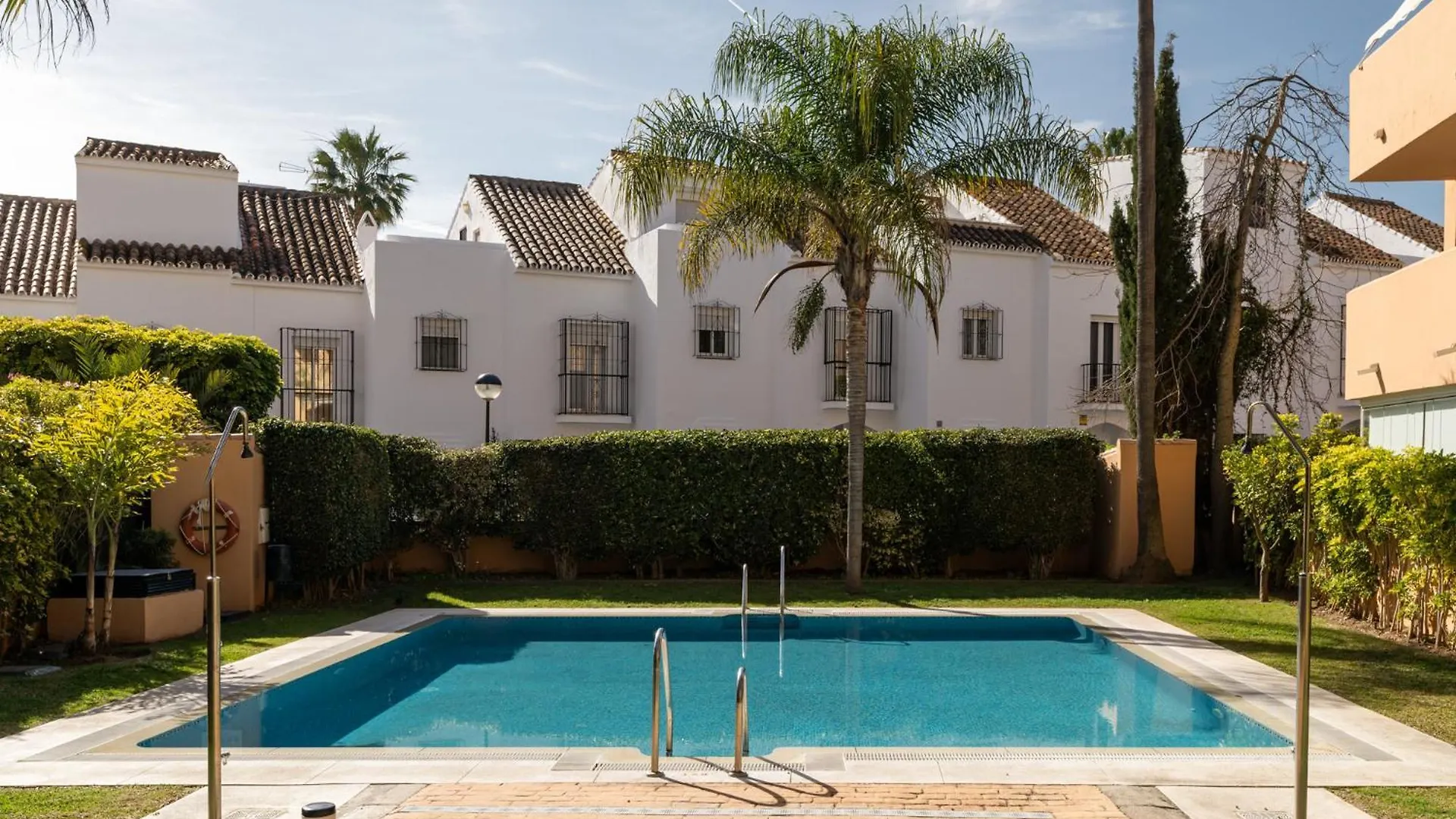 Apartment Close To The Sea In Las Chapas Marbella