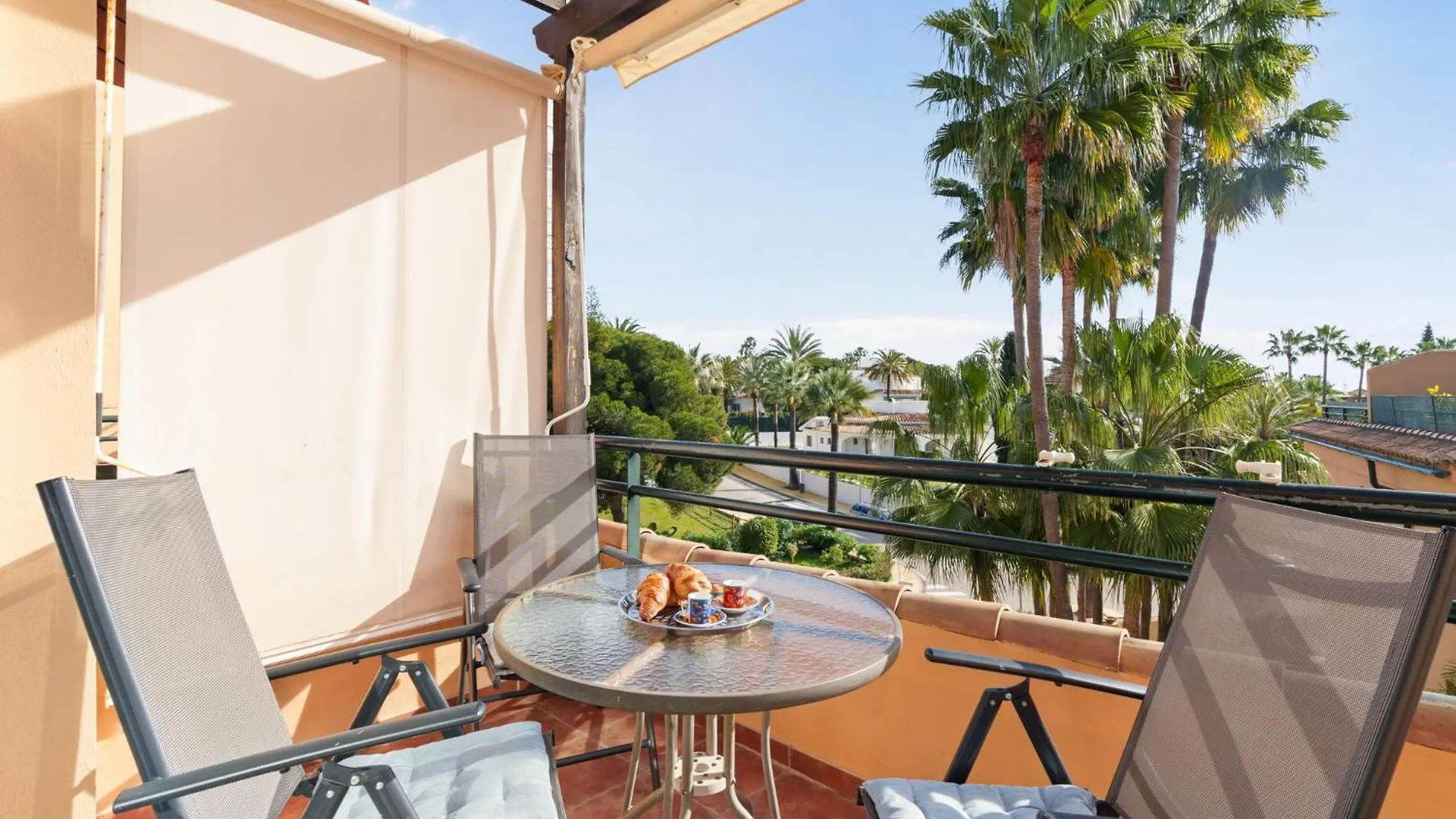 Apartment Close To The Sea In Las Chapas Marbella