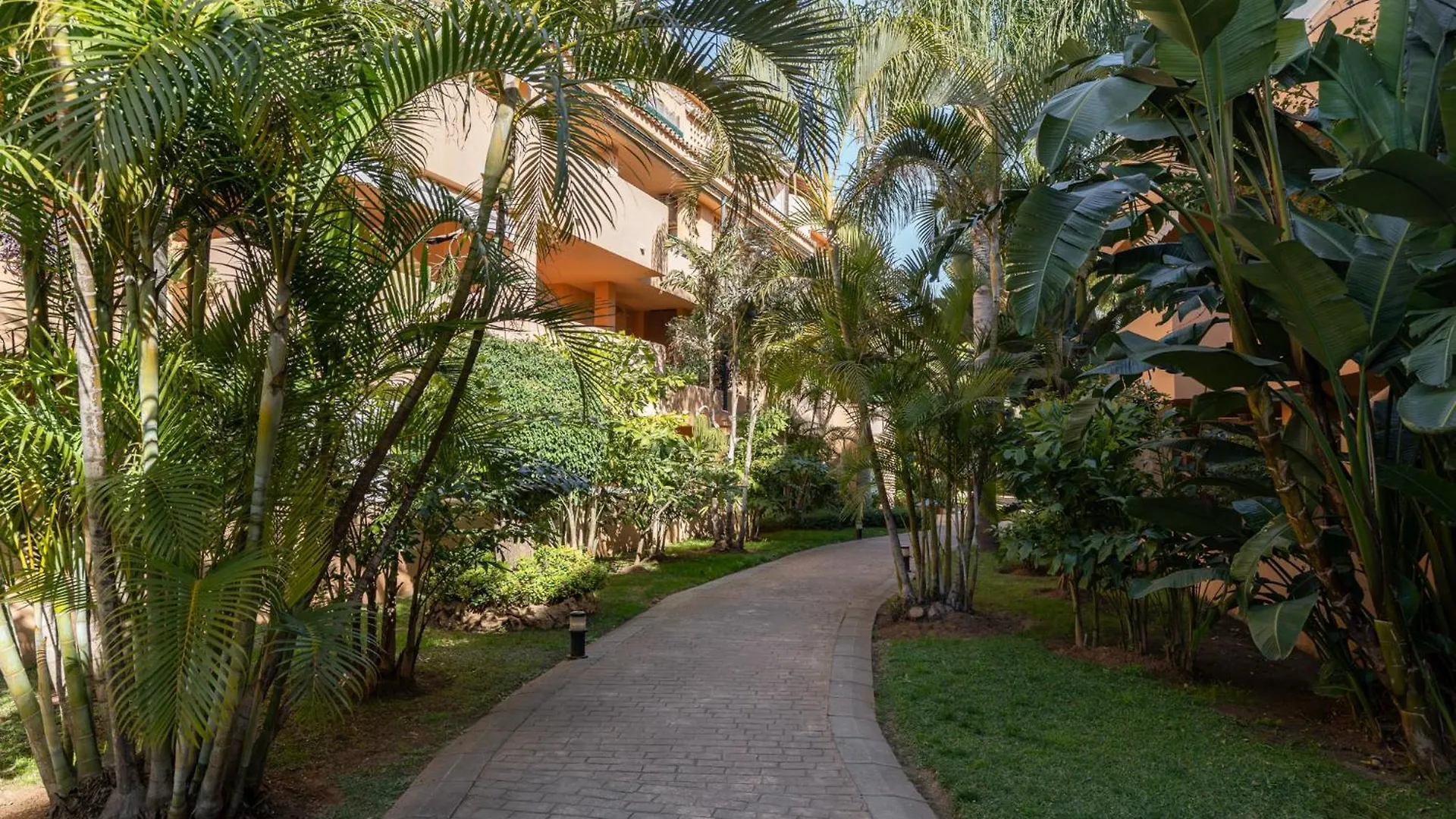 Apartment Close To The Sea In Las Chapas Marbella